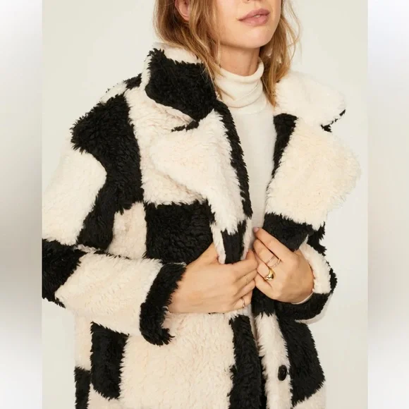 Colorblock faux fur jacket 🖤🐼 - Picture 5 of 8